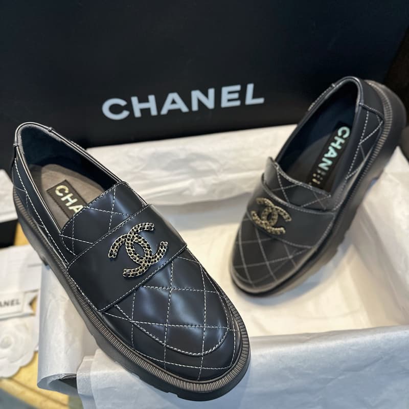 샤넬 24B 체인 CC로고 로퍼