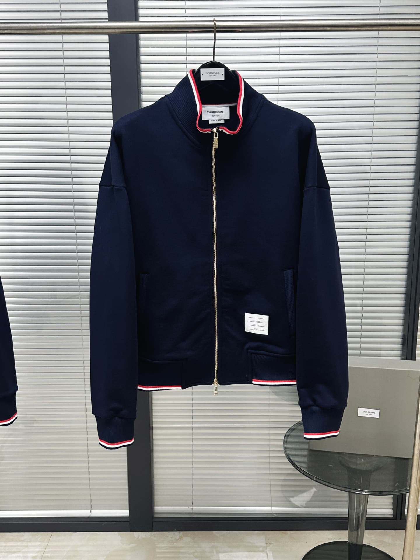 톰브라운 톰브라운 네이비 트리컬러 스트라이프 클래식 집업 후디 레플리카 - 의류 | 세미샵 레플리카 사이트