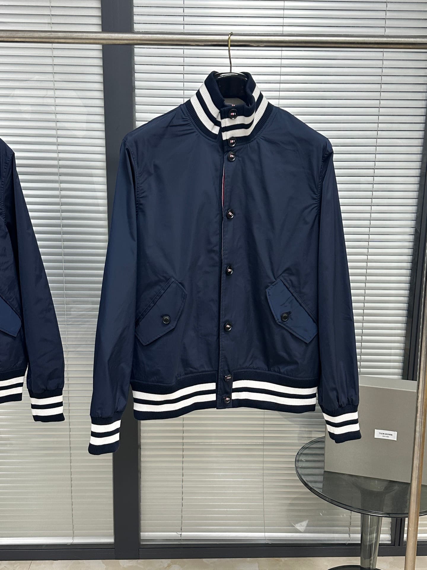 톰브라운 톰브라운 립 칼라 봄버 자켓 레플리카 - 의류 | 세미샵 레플리카 사이트