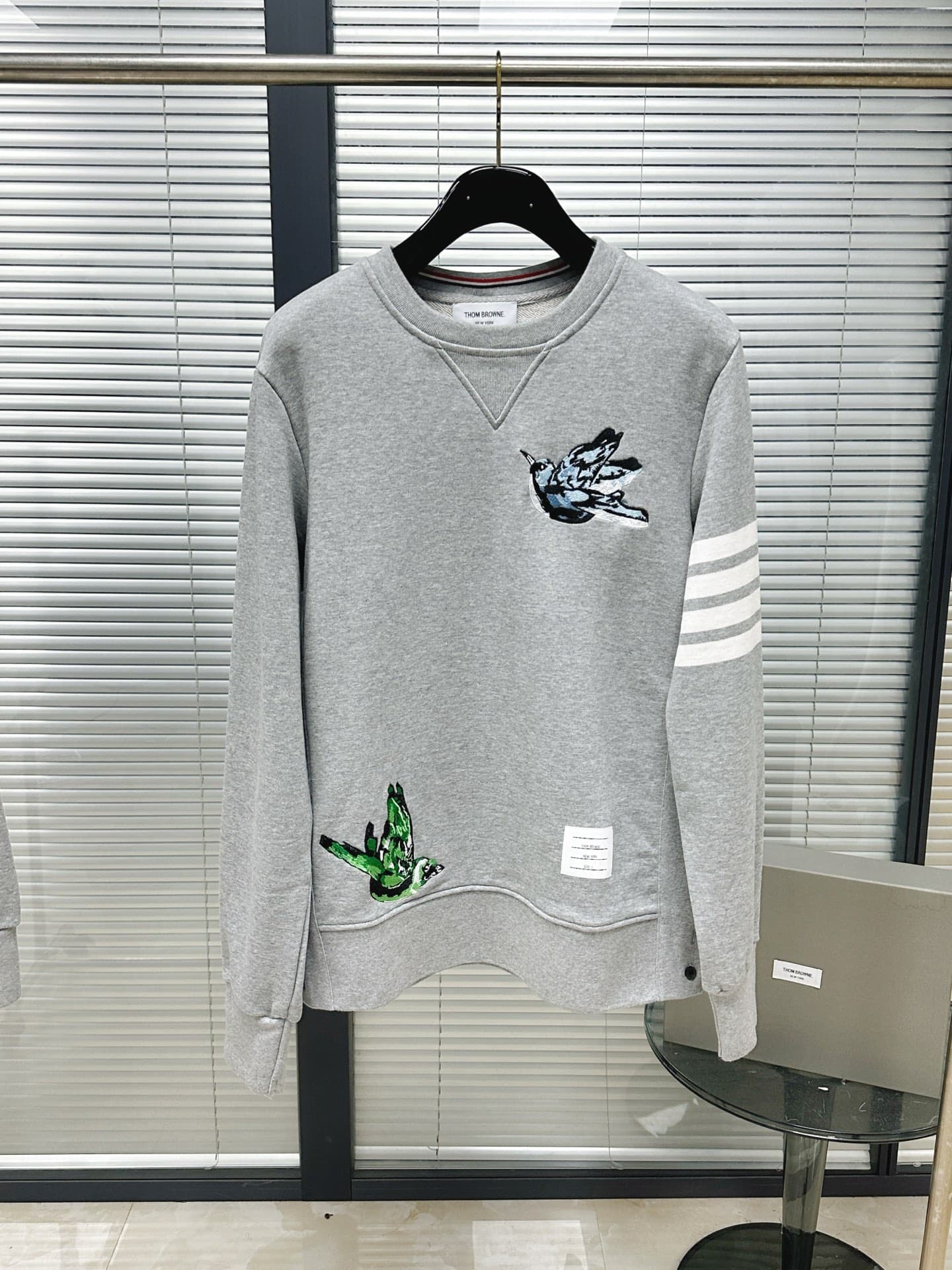 톰브라운 톰브라운 4-Bar 버드 아플리케 맨투맨 레플리카 - 의류 | 세미샵 레플리카 사이트