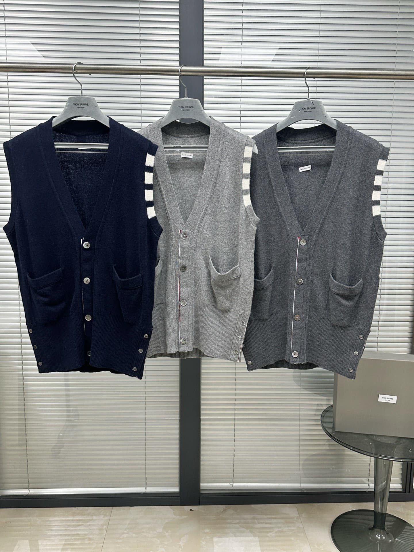 톰브라운 톰브라운 4-Bar 코튼 V넥 니트 베스트 레플리카 - 의류 | 세미샵 레플리카 사이트