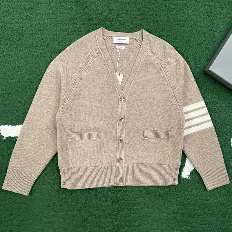 톰브라운 톰브라운 사선완장 4-Bar 셰틀랜드 울 V넥 가디건 레플리카 - 의류 | 세미샵 레플리카 사이트