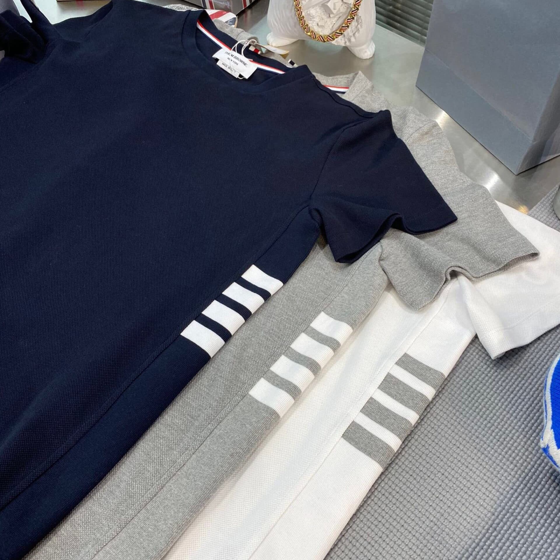 Thom Browne 톰브라운 사이드라인 반팔 티셔츠 “3COLOR” 레플리카 - 의류 | 세미샵 레플리카 사이트