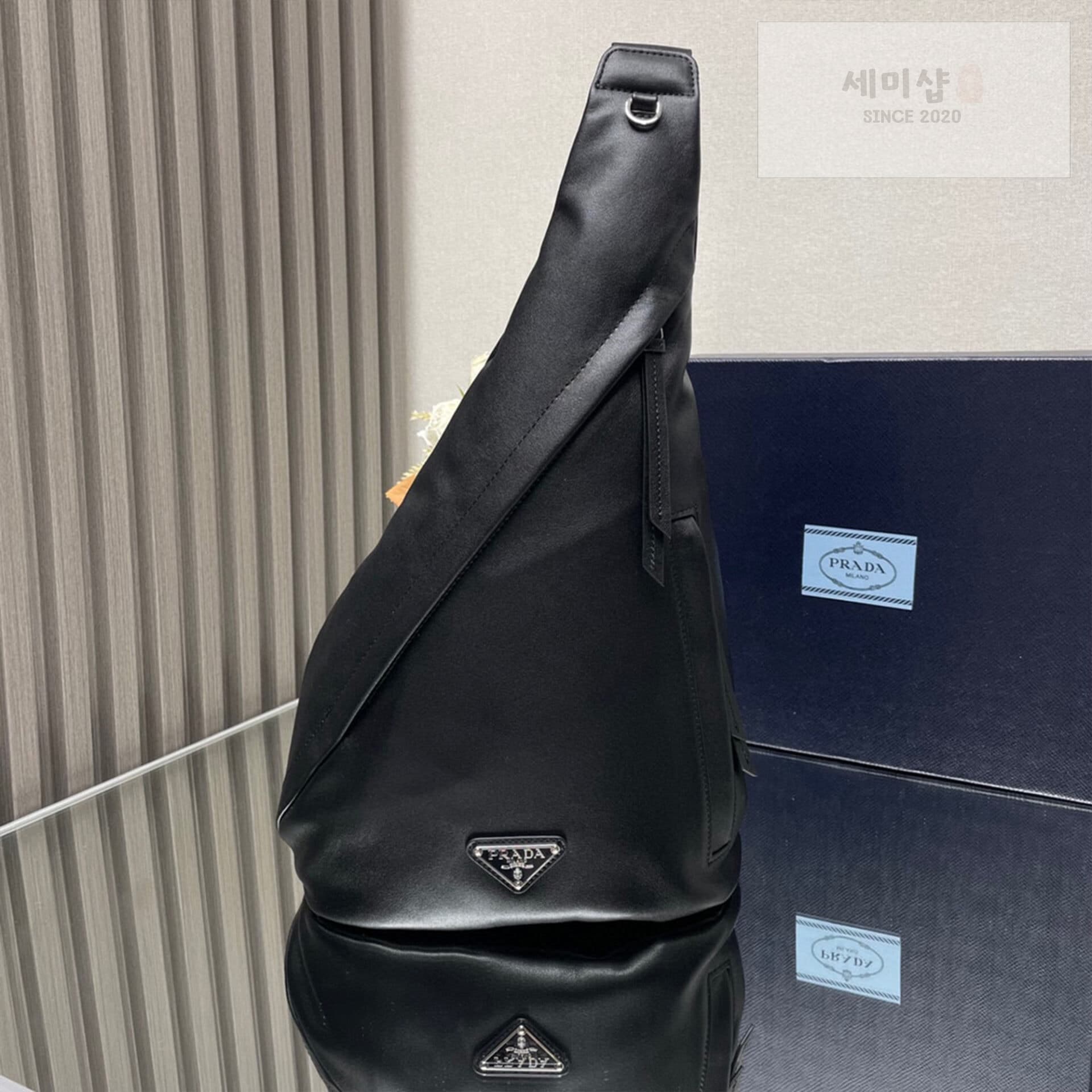 P R A D A 프라다 삼각로고 크로스 가죽 슬링 백 26.5*37.5*10CM - 세미샵