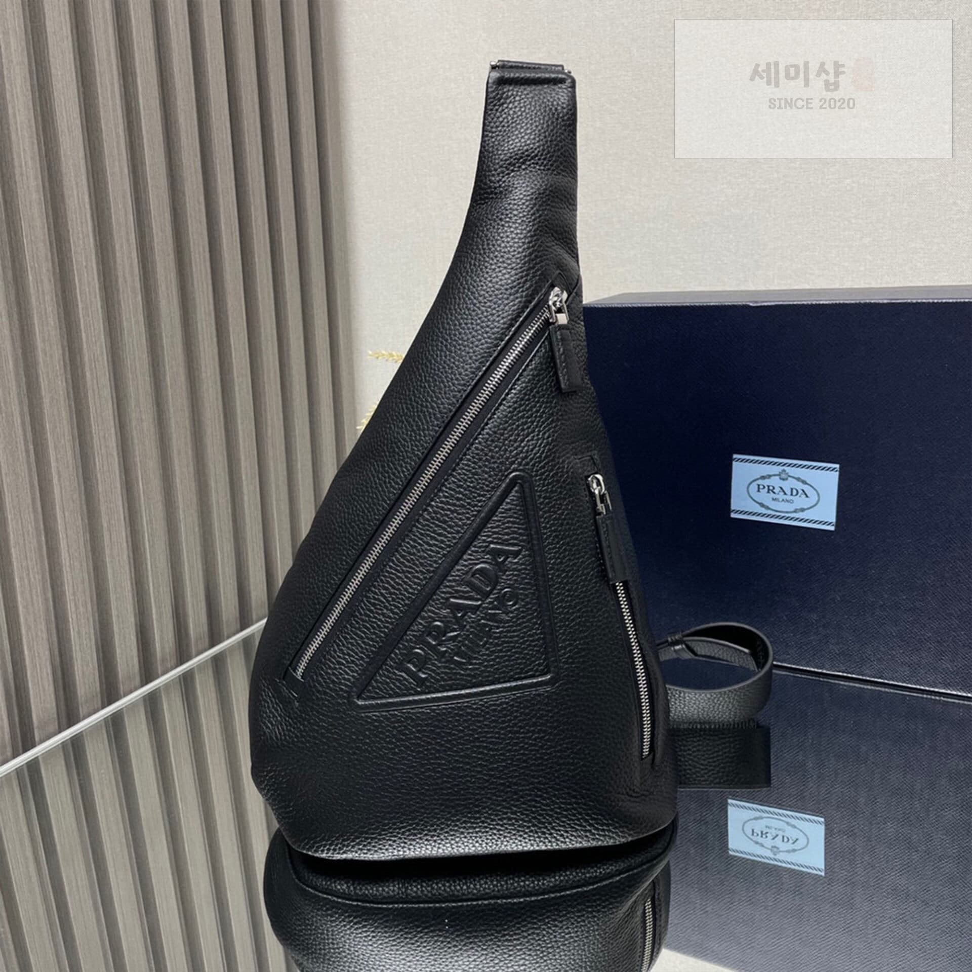 P R A D A 프라다 원 숄더 가죽 슬링 백 26.5*37.5*10CM - 세미샵