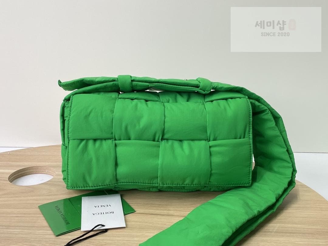 Bottega Veneta 보테가베네타 패딩 카세트백 - 세미샵