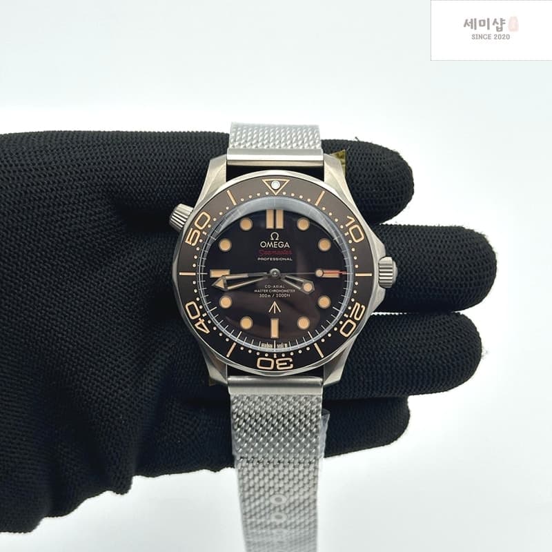 Omega VS공장 오메가 씨마스터 다이버 300M 노타임투다이 007에디션 블랙다이얼 매쉬스트랩 v4 NTTD Seamaster 300 "No Time to Die" Limited Edition VSF 1:1 Best Edition on Titanium Mesh Bracelet A8806 V5 레플리카 - 시계 | 세미샵